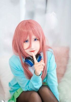 不系纽扣的女孩